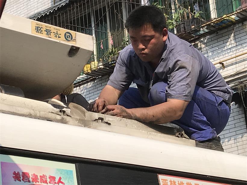 電工，檢修車輛空調(diào).jpg